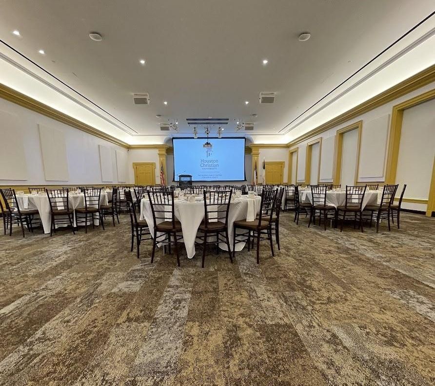 A room with tables and chairs

Description automatically generated