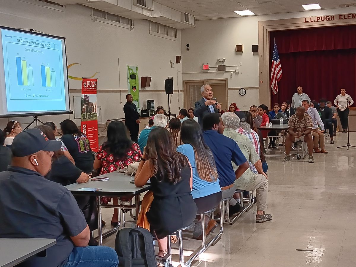 Doce cosas que HISD ( Distrito Escolar de Houston) planea cambiar en cuatro escuelas de Sharpstown: Explicación del Nuevo Sistema Educativo