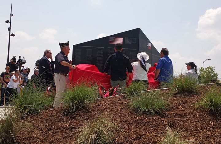El Suroeste de Houston Honra a los Veteranos de Vietnam con un Nuevo Monumento